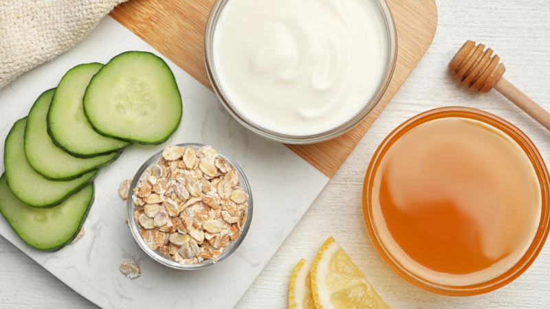 Sastojci za prirodnu masku za lice: krastavac, ovsene pahuljice, jogurt, med i limun