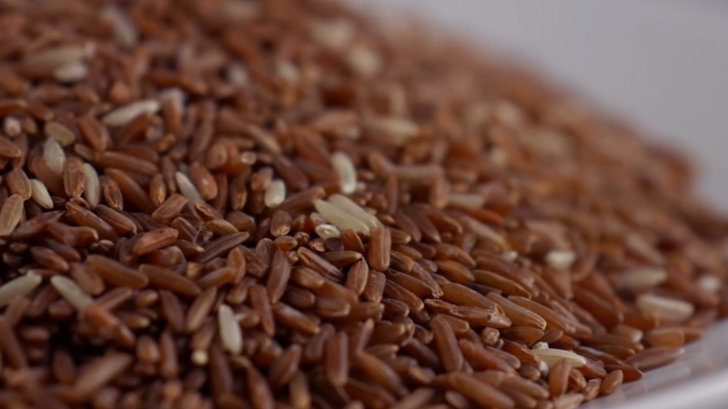 Integralni smeđi pirinač u krupnom planu kao primer zdravih žitarica za doručak